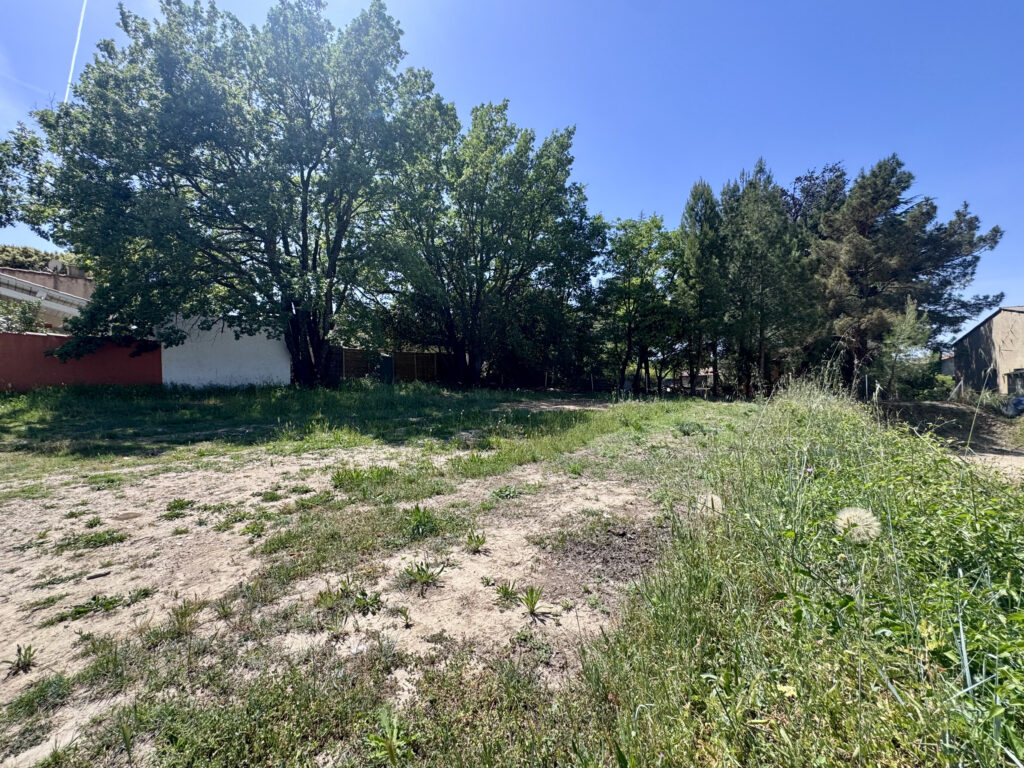 Nouveau terrain de 723 m² à Charleval